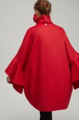 Capa roja de lana Carolina Herrera en oferta. Para más descuentos y promociones, visita PromoDromo.