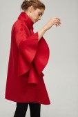 Capa roja de lana Carolina Herrera en oferta. Para más descuentos y promociones, visita PromoDromo.