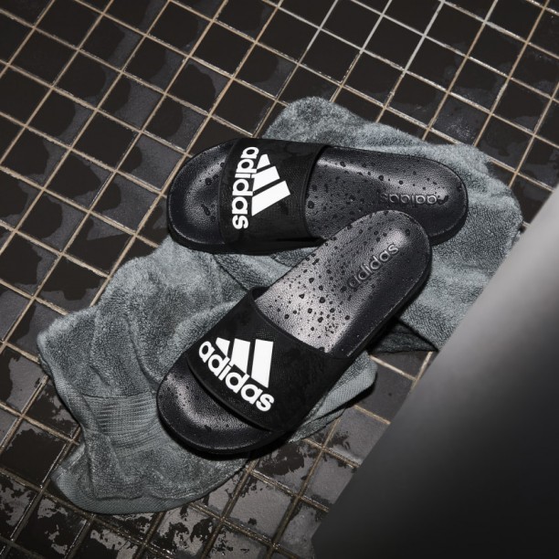 Sandalias negras Adidas en oferta. Para más descuentos y promociones, visita PromoDromo.
